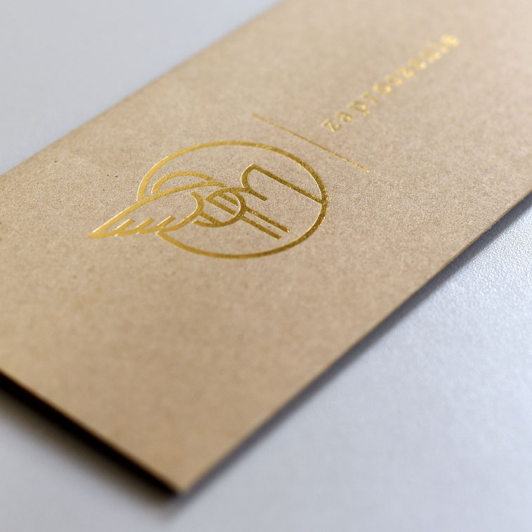 zaproszenie z eleganckim emblematem wykonanym złotym hot stampingiem na ekologicznym papierze ozdobnym