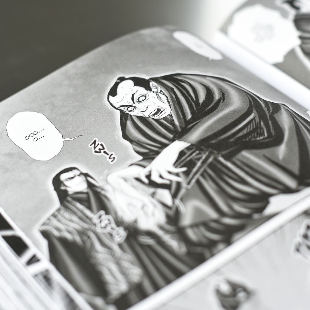 Zdjęcie komiksu Basilisk książka w oprawie twardej ze złoceniem na okładce