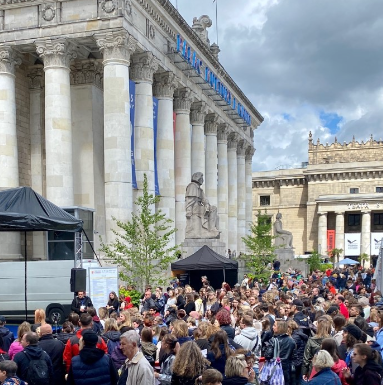 <p>Już za kilka dni spotkamy się z Wami na jednym z najważniejszych wydarzeń dla miłośników książek i sztuki wydawniczej – Międzynarodowych Targach Książki w Warszawie! W dniach 15–18 maja 2025 w Pałacu Kultury i Nauki zaprezentujemy nasze najnowsze realizacje i wydawnictwa. Tegoroczna edycja będzie dla nas szczególnie wyjątkowa, ponieważ dzielimy stoisko z naszymi serdecznymi przyjaciółmi […]</p>
