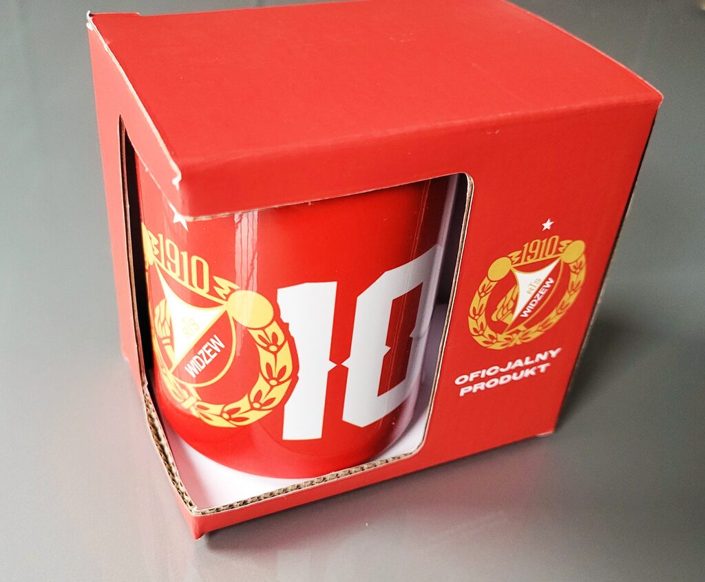 <p>W ramach jednej z ostatnich realizacji przygotowaliśmy opakowanie na kubek dla klubu piłkarskiego Widzew Łódź. Projekt konstrukcji oraz grafiki został dostarczony przez klienta, a naszym zadaniem było wykonanie produkcji opakowania w technologii kaszerowanej tektury falistej. Powstało opakowanie przeznaczone do sprzedaży klubowego kubka – produkt musi być jednocześnie estetyczny na półce, dobrze eksponować zawartość oraz zabezpieczać [&hellip;]</p>
