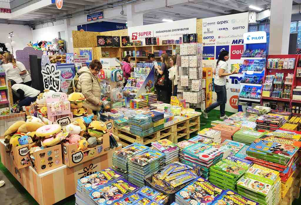 <p>W piątek 13 marca odwiedziłem Poznańskie Targi Książki, żeby porozmawiać z wydawcami, zobaczyć co się dzieje na rynku i posłuchać, z czym dziś mierzy się branża książkowa. Takie rozmowy są dla nas bardzo ważne. Drukarnia jest częścią tego ekosystemu i dobrze jest wiedzieć, jakie są nastroje, plany i problemy po drugiej stronie. Duża frekwencja już [&hellip;]</p>
