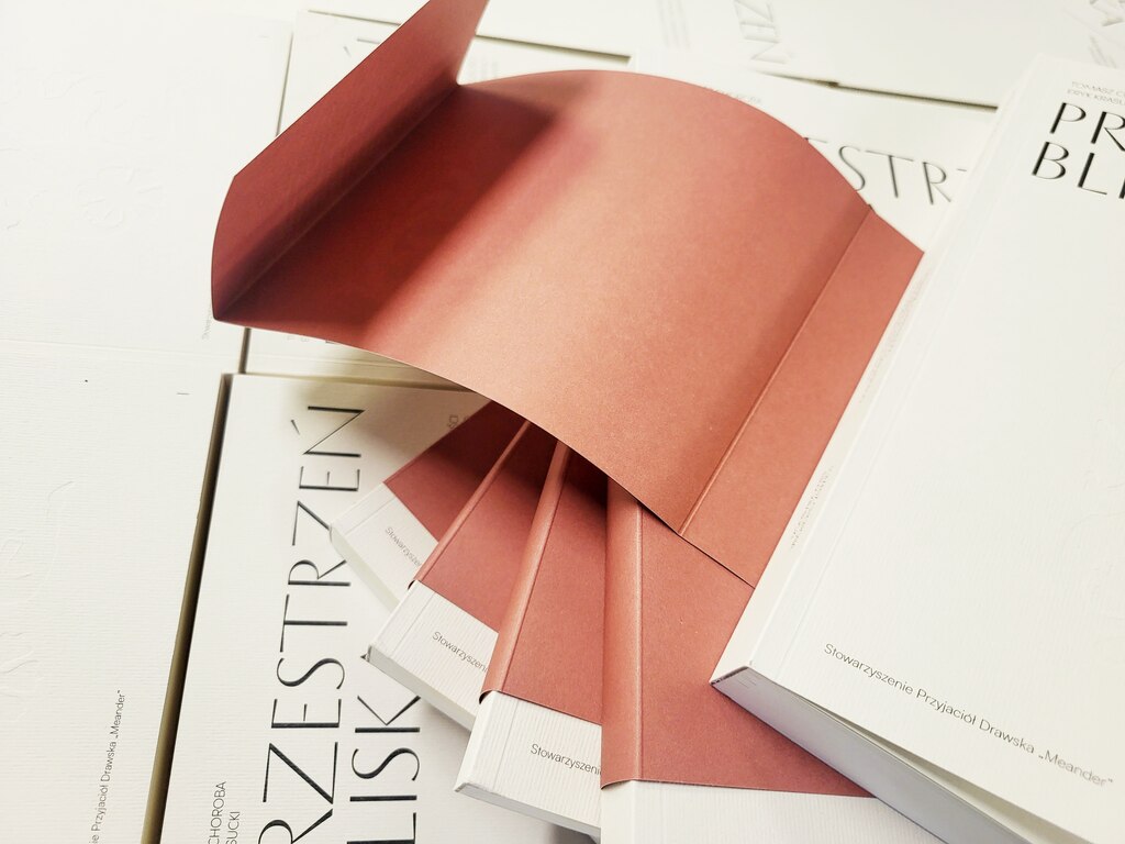 <p>książka o krajobrazie, która sama stała się dopracowanym obiektem Publikacja „Przestrzeń bliska. Opowieść o przeszłości i krajobrazie powiatu drawskiego dla osób ciekawych świata” to przykład książki, w której forma została bardzo świadomie dopasowana do treści. Projekt powstał we współpracy ze środowiskiem związanym z Akademią Sztuki, a od początku było jasne, że wydanie ma być spokojne, [&hellip;]</p>
