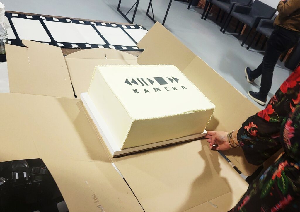 <p>Nie wszystkie wydawnictwa powstają z okazji premiery książki czy otwarcia wystawy. Czasem są świadectwem wielu lat pracy, zaangażowania i budowania lokalnej kultury. Tak było w przypadku materiałów przygotowanych z okazji 15-lecia Stowarzyszenia Kamera, którego uroczysty jubileusz odbył się w Centrum Kultury Euroregionu Stara Rzeźnia w Szczecinie. Stowarzyszenie Kamera od 2011 roku konsekwentnie działa na rzecz [&hellip;]</p>
